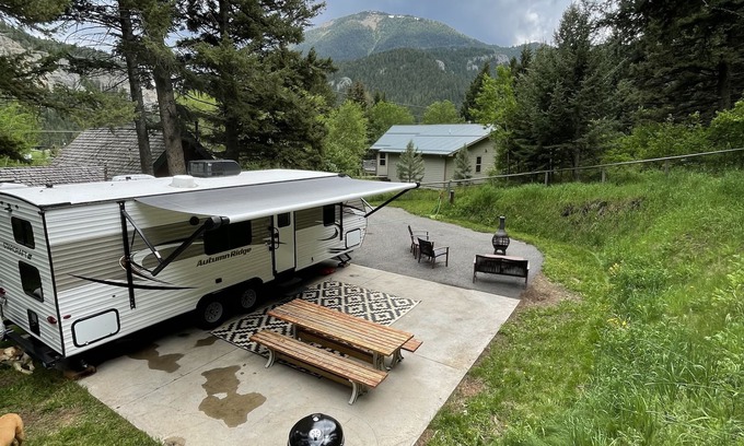 Gallatin Gateway Casa | Storm Castle Glamping - Pet Friendly