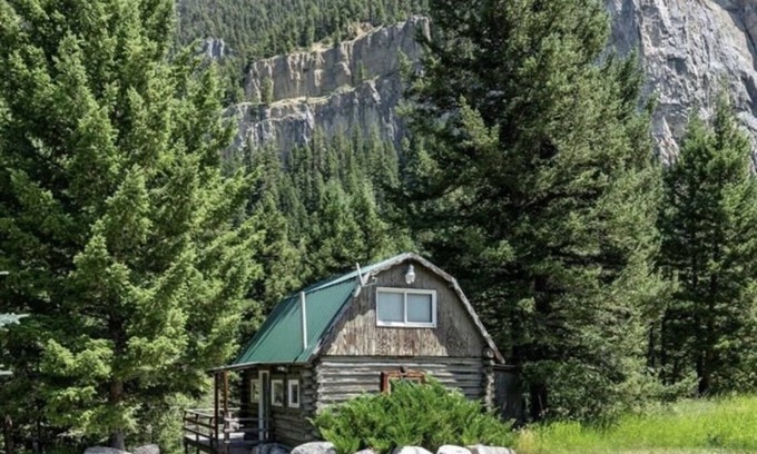Gallatin Gateway Cabina | Storm Castle Highlands river cabin