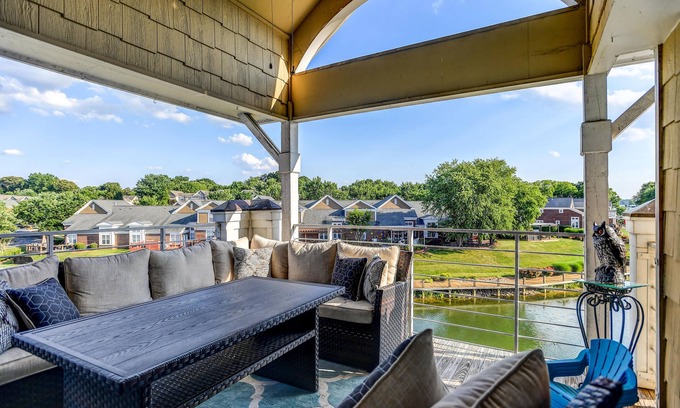 Cornelius Condominio | Stormin Normans Nest by SoCharm | 3rd Floor Cornelius Condo