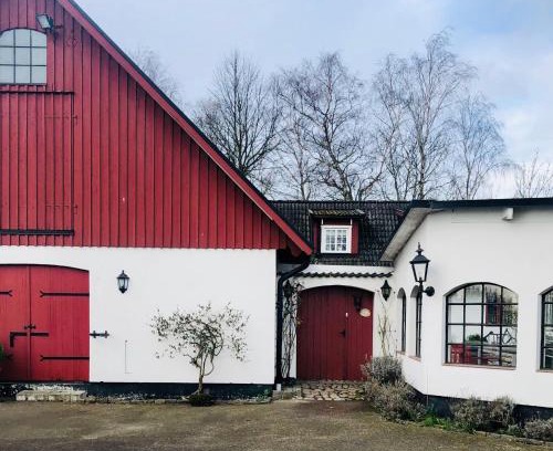 Hollviken Apartamento | Stort rymligt boende med två sovrum och pentry i lantlig miljö