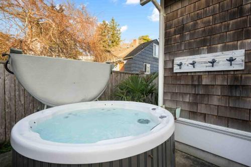Nelscott Casa | Storybook Beach Cottage