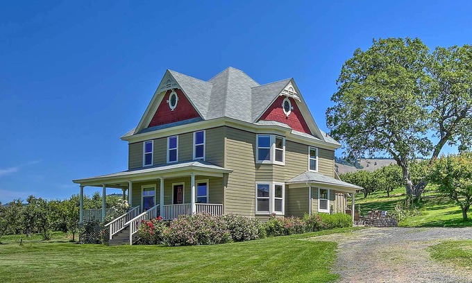 Hood River Casa | 'StoryBook Glade’ Historical Homestead w/ Views!