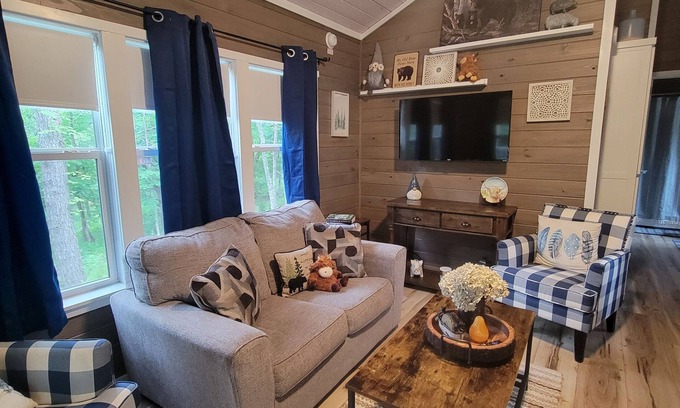 Franklin Casa | Storybook Mountain Cottage – Romantic Cottage w/ Fire Pit & Private Porch
