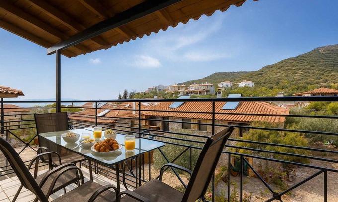 Lefktro Apartamento | Stoupa Secret Haven - Spitiko Garden Hideaway