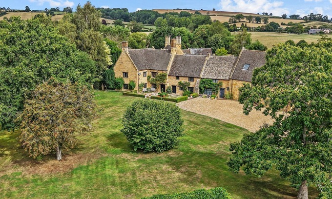 Whichford Cabaña | Stourton Manor - pet friendly with tennis court