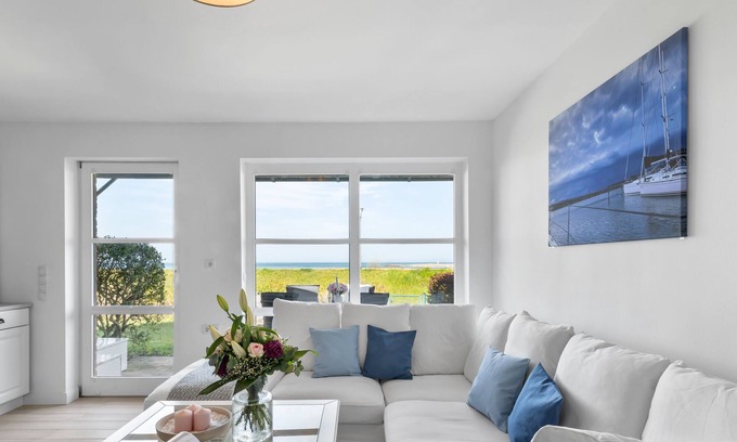 Stein Apartamento | "Strandblick" vacation apartment - front row with a fantastic view of the Baltic Sea