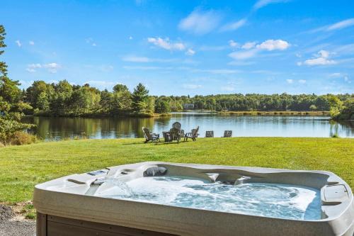 Long Pond Casa | Strawberry Shores by AvantStay Lakefront Private Beach