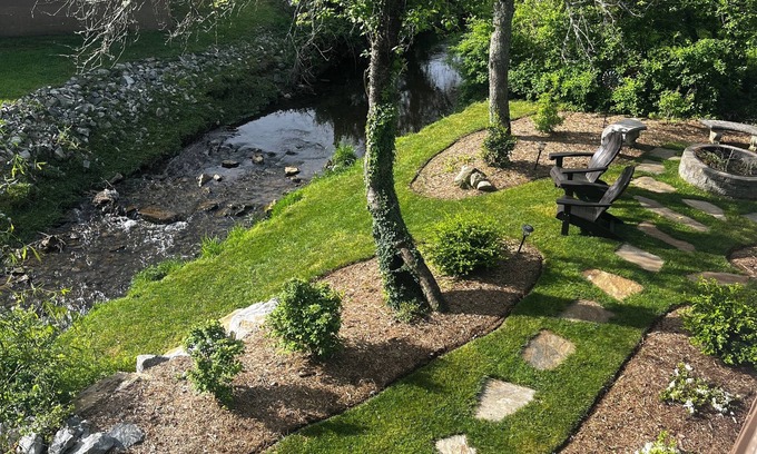 Blowing Rock Casa | Stream....Firepit....Downtown Blowing Rock. Newly renovated. Cozy!!!