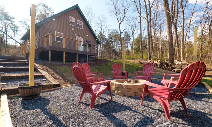 Shenandoah Cabina | Stream On: Hot tub, Firepit, Bocce Ball, Horse Shoes, Outdoor Ping Pong Table