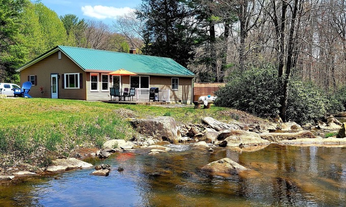 Farmington Cabina | Streamside Family Friendly Accommodations minutes from Ohiopyle!