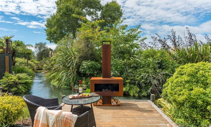 Waitahanui Casa | Streamside Flax Cabin