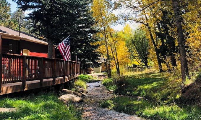 Cascade-Chipita Park Cabina | Streamside cabin covered in aspen trees, just minutes to family-fun activities!