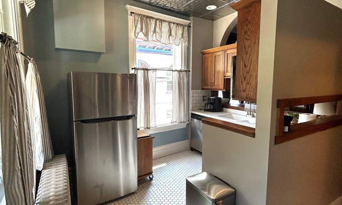 Freeman Apartamento | Street Fair is a Charming 3-bedroom apartment in beautiful Bramwell WV