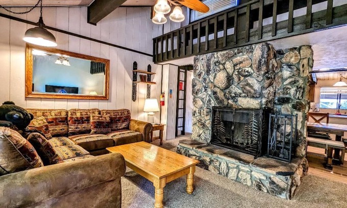 Big Bear Lake Condominio | Casa adosada de 2 habitaciones con spa privado en la estación de esquí Base of Snow Summit.