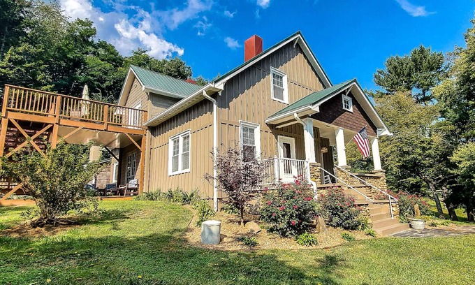 West Jefferson Casa | Escape the Heat - Cool Off in the High Country @Walnut Hill Estate