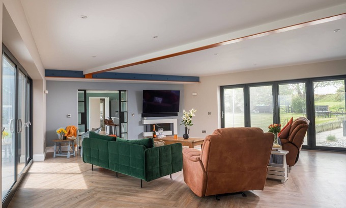 Llanfaelog Casa | Stretton House ~ Views of Snowdonia ~ Close to Rhosneigr Beach