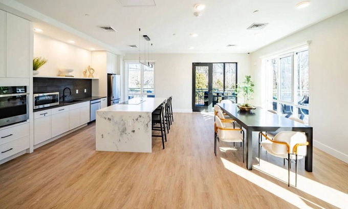 Lower Washington - Mount Hope Apartamento | Striking Roslindale 2BR w/ Fitness & Laundry, walk to T, by Blueground