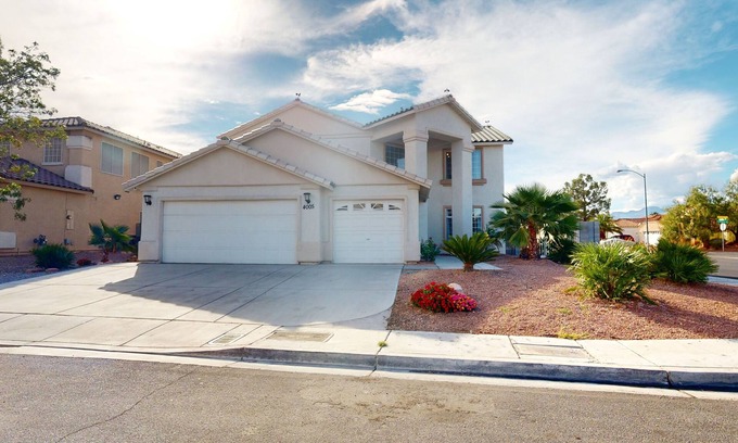 Spring Valley Casa | Strip view is master back yard hottub,BBQ 8 minutes to strip