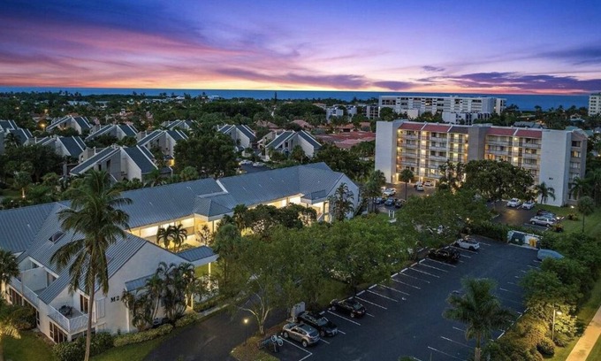 Jupiter Cama Y Desayuno | Stroll to beach charming coastal living at its finest close to Jupiter Hotspots