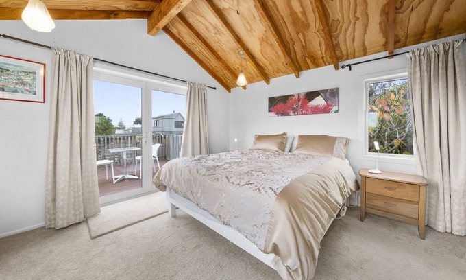 Te Horo Beach Casa | STROLL TO THE SEA - TE HORO BEACH HOLIDAY HOUSE in Te Horo Beach
