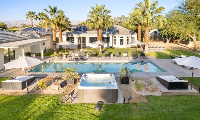 Indio Casa | Strut Oasis 71 - Redesigned 1-Acre Estate, Volleyball, Putting Green, Fire Pit, Billiards!