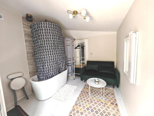 Plessis-le-Roi Casa | STUDETTE LA ROSÉE ABONDANTE Non-fumeur, 45 min de Paris, 10m2, indépendante, cosy, apaisante, mobiliers convertible, WiFi, TV, kitchenette, sanitaires inclus visibles dans la même pièce, mini terrasse, jardin, canapé-lit 120x180, 1 à 2 pers gabarit moyen