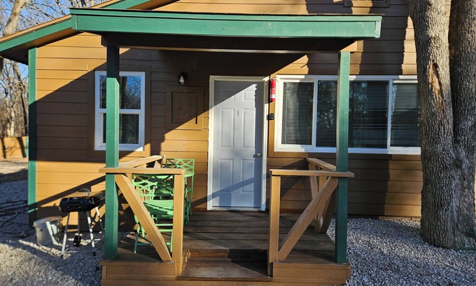 Lebanon Apartamento | Studio #1 at Bennettscape Lodge with WiFi and AC by Bennett Spring State Park