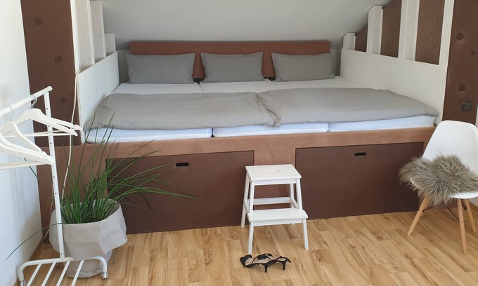 Neuffen Apartamento | Studio 11 mit Riesengroßem Bett 2,70m