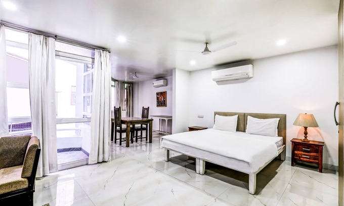 New Delhi Apartamento | Studio 37 with Juliet balcony