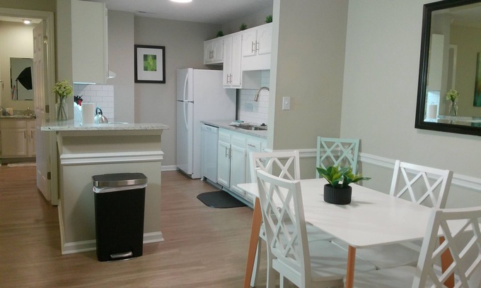 Pine Forest Apartamento | Studio 415 ~ Accessible 1st Floor with Self Check-in
