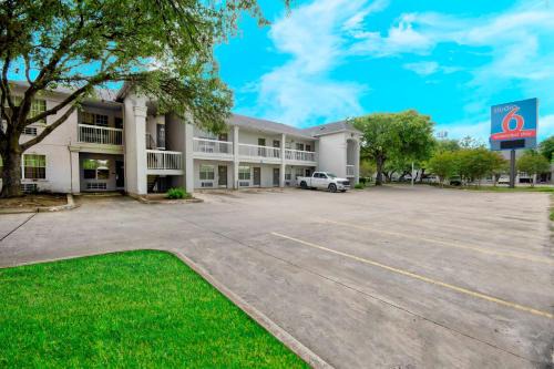 Medical Center District Hotel | Studio 6-San Antonio, TX - Medical Center