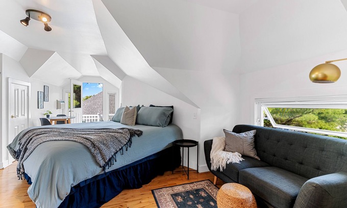 Moncton Apartamento | Studio 8~ Modern Loft w/ private balcony