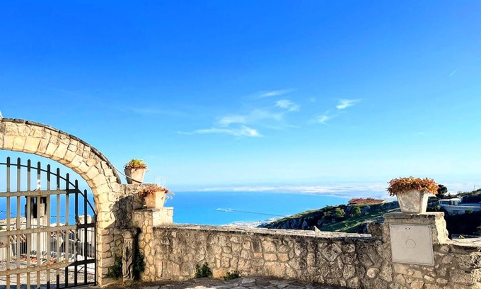 Monte Sant'Angelo Apartamento | Estudio 'Al Torrione 1' con vistas al mar y aire acondicionado