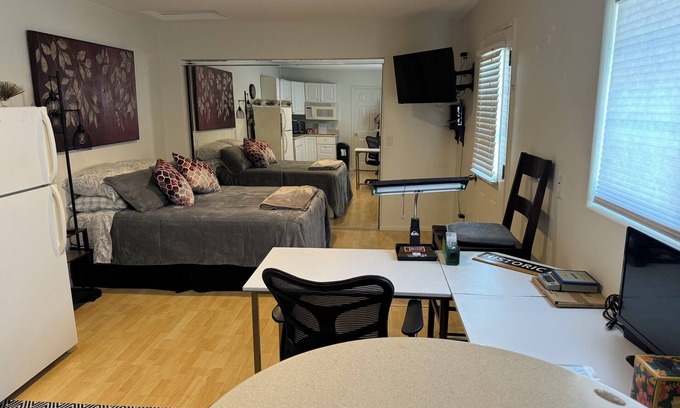 Glendora Apartamento | Studio - An Easy Stroll to the Glendora Village