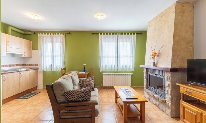 Santo Tome del Puerto Apartamento | Apartamento estudio 'La Casa De Dafne Acebo' con vistas a la montaña, terraza y jardín compartidos