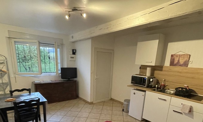 Paroy-sur-Tholon Apartamento | Studio apartment near Joigny