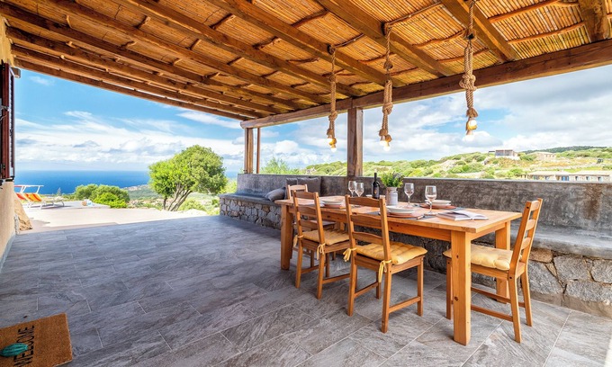 Trinita d'Agultu Apartamento | Apartamento estudio 'Sa Domo Isola Rossa' con vistas al mar, terraza privada y aire acondicionado.