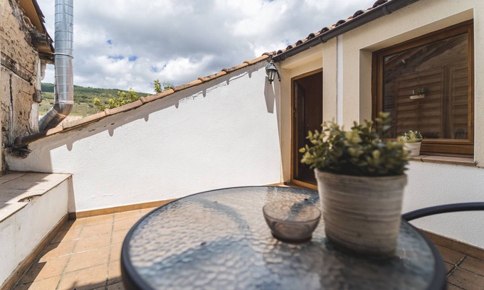 Ezcaray Apartamento | Apartamento estudio 'Altuzarra 2' con vistas a la montaña, terraza privada y Wi-Fi