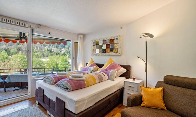Bad Liebenzell Apartamento | Apartamento estudio 'Zentrale Ferienwohnung Mit Balkon' con vistas a la montaña, balcón y Wi-Fi