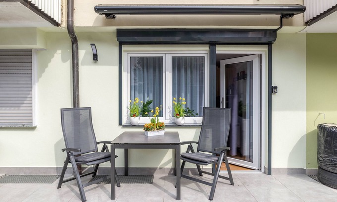 Bad Wildbad Apartamento | Apartamento estudio 'Fewo-Rennbächle' con vistas a la montaña, terraza y Wi-Fi