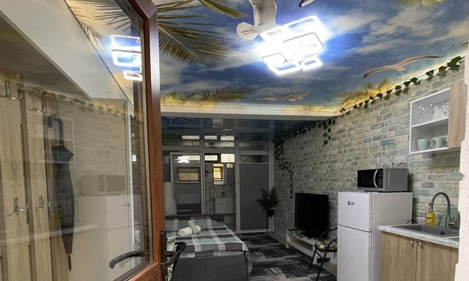 Cluj-Napoca Apartamento | Studio Apartment in the Hill Panoramic House with Chroma-therapy