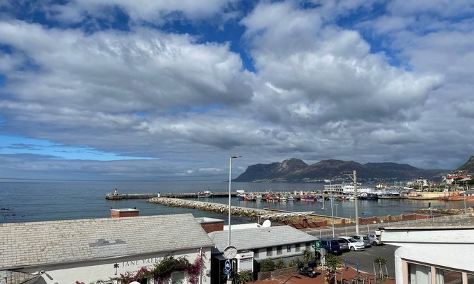 Kalk Bay Apartamento | Studio apartment in the heart of Kalk Bay, 1 minute walk to the beach.