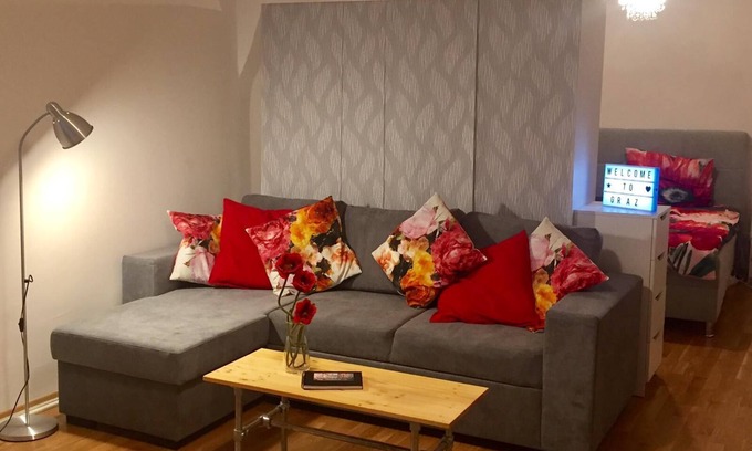 Graz City Centre Apartamento | Large studio apartment in the heart of Graz's old town with kitchen, bathroom, WC, balcony