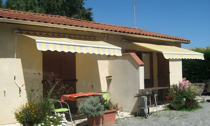 Lherm Apartamento | Studio Apartment 'Le Laurier' with Private Terrace, Shared Garden and Wi-Fi