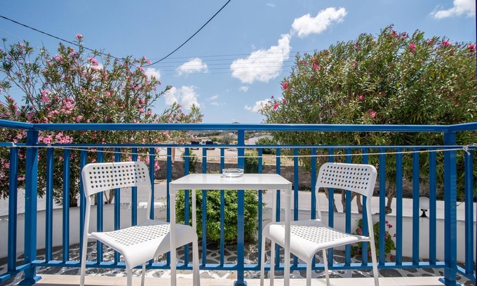 Paros Apartamento | Estudio 'Livadia Seaside Studios 11' con terraza compartida, Wi-Fi y aire acondicionado