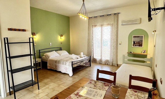 Vlachata Apartamento | Apartamento estudio 'Frente al mar 1' con vistas al mar, Wi-Fi y aire acondicionado.