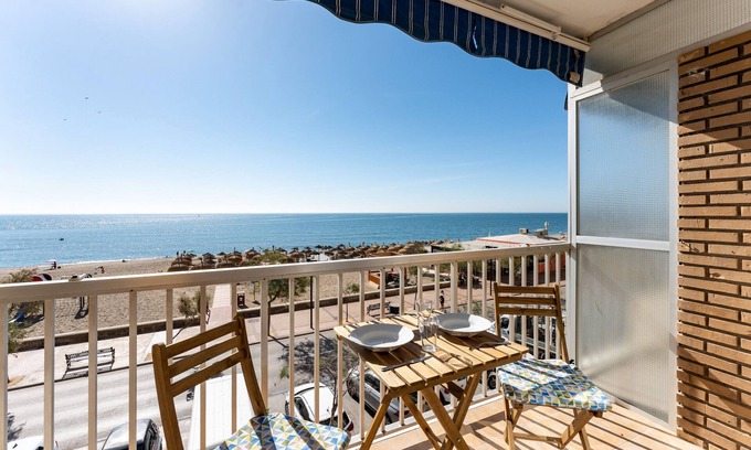 Fuengirola City Centre Apartamento | Estudio 'Ventana al Mar' con terraza orientada al mar y aire acondicionado