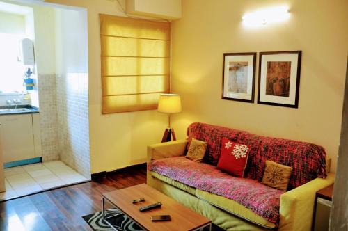Noida Apartamento | Studio Apartment with Green Lawn