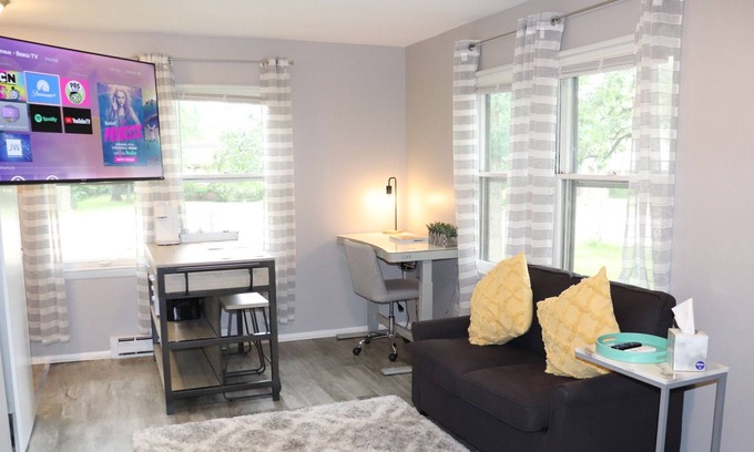 Oswego Apartamento | Studio APT | 2 min drive to Downtown Oswego | Fast WIFI