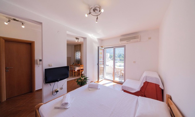 Maini Apartamento | Studio Apt for 3 w/ Balcony – Walking Distance to Beach No. 6
